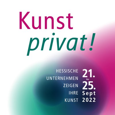 Auf einem blau-grün-rosafarbenen Hintergrund steht die Überschrift &quot;Kunst privat!&quot; darunter das Datum der Veranstaltung und die Unterschrift &quot;Hessische Unternehmen zeigen ihre Kunst&quot;