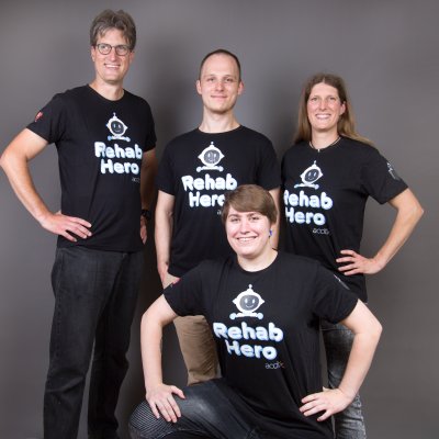 Das non-fiktive Team der accitio GmbH (von links: Markus Weiß, Felix Reinhold, Carola Klingbeil; vorne: Julia Klingbeil)
