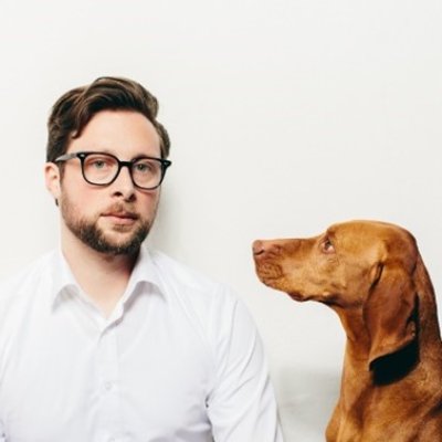 Portrait von Sebastian Deubelli und seinem Hund