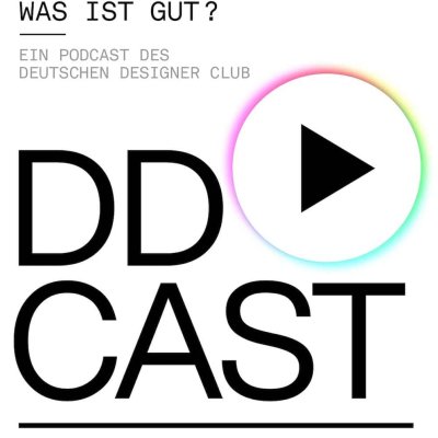 Oben links in schwarzen Großbuchstaben &quot;Was ist gut?&quot; &quot;Ein Podcast des Deutschen Designer Clubs&quot; In großen schwarzen Buchstaben in der Mitte &quot;DDCAST&quot; mit einem Playbutton rechts daneben.