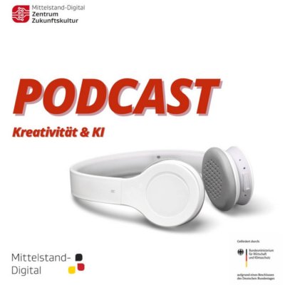 weiße Kopfhörer liegen in der Mitte des Bildes. Darüber steht in roten Druckbuchstaben geschrieben: &quot;Podcast - Kreativität & KI&quot;