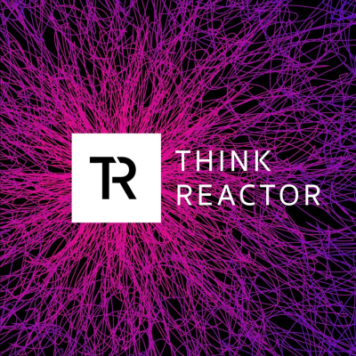 auf einem lila-pinkfarbenen Hintergrund mit einer abstrakten Textur, befindet sich ein weißes Quadrat mit den Buchstaben &quot;TR&quot;, daneben steht in weißen Buchstaben &quot;Think Reactor&quot; geschrieben 