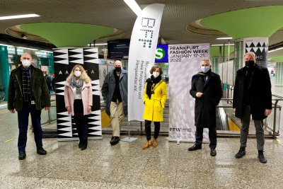 (v.l.n.r.): Thomas Wissgott (VGF-Geschäftsführer), Stephanie Wüst (Wirtschaftsdezernentin Frankfurt), Stefan Weil (AAAREA GmbH),  Alexandra Lechner (Fotografin & BFF-Vorstandsprecherin), Oberbürgermeister Peter Feldmann, Olaf Schmidt (Messe Frankfurt)