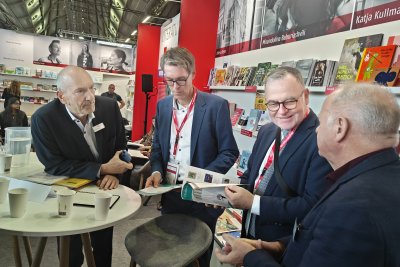 Vier Herren sprechen im Kreis.