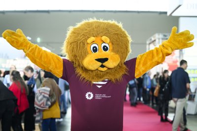Hessen Löwe Maskottchen mit T-Shirt der Kultur- und Kreativwirtschaft