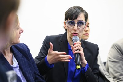 Frau spricht in Mikrofon