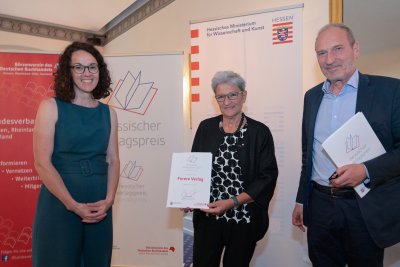 Renate Matthei (Mitte) mit der hessischen Ministerin für Wissenschaft und Kunst Angela Dorn