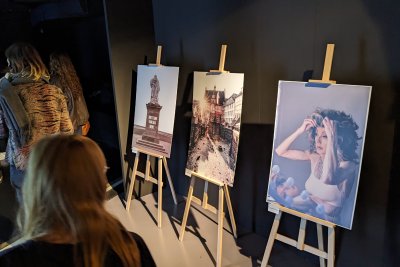 drei Bilder stehen auf Staffeleien