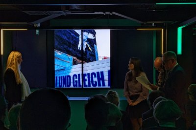 Vier Personen stehen zur Preisverleihung auf Bühne