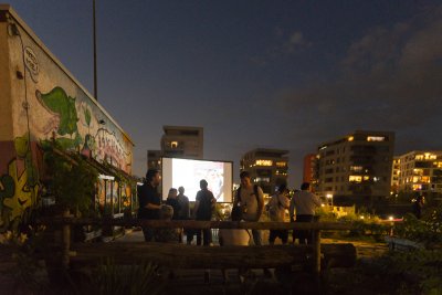 Open-Air Kino auf einem Gebäudedach