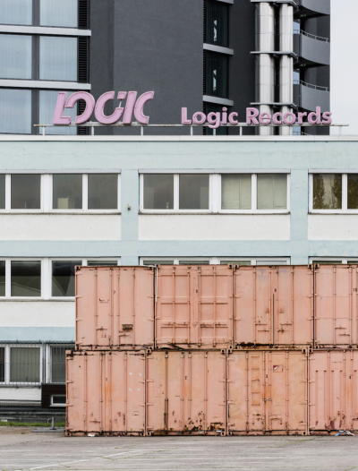 Gebäude der LOGIC Records. Davor stehen mehrere Container.