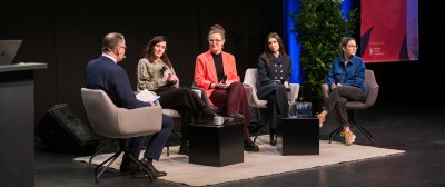 Panelsituation mit Moderator links und vier Panelistinnen zur Rechten