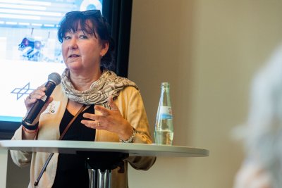 Barbara Reddig (DLR-Projektträger) beim Panel "Förder-Update"
