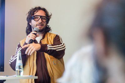 Deniz Berg (Hessen Film & Medien) beim Panel "Förder-Update"
