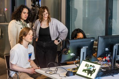 Das Team von Sigma Unit an ihrer Anspielstation