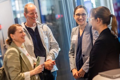 Vertreter/innen von Förderinstitutionen im Gespräch mit Ulrike Mayr (HMWVW)