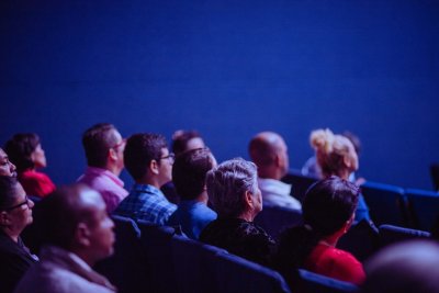 Personen im Kino