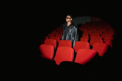 Mann im Kinosaal im Spotlight Mann im Kinosaal im Spotlight