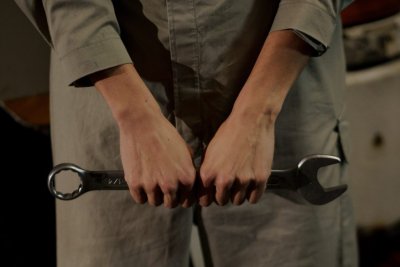 Hand mit Werkzeug Hand mit Werkzeug