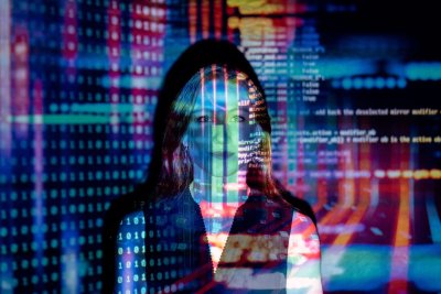 Frau vor Projektor Frau vor Projektor